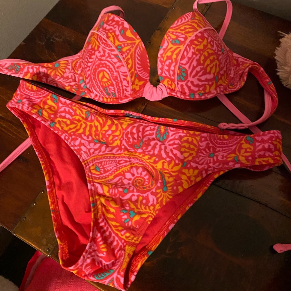 Swimsuit top & bottoms